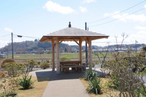 桜の名所城山公園が見渡せる東屋