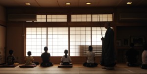 背筋を伸ばして真剣に坐る