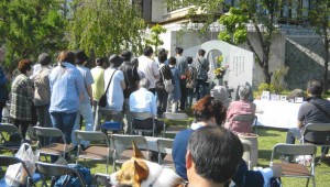 在りし日の姿を思い、手を合わす