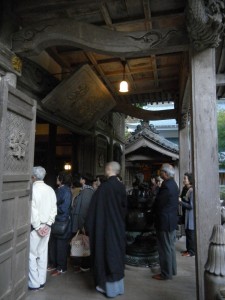修行僧から説明をうける。御開山道元禅師の霊塔が安置されています。