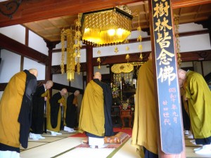 両祖様のお徳を讃える法語を述べる