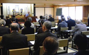 特派布教師様のご法話を真剣に聞いてます