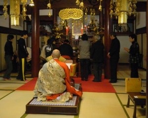 午前零時からの法要にも拘わらず多くの方々が来寺されました