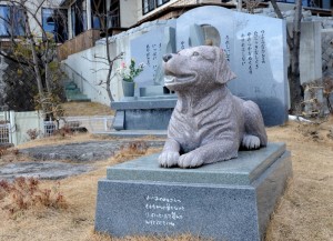 「よい子のみなさんへ、ももちゃんの像をなでたり、乗ったりして遊んであげてくださいね」