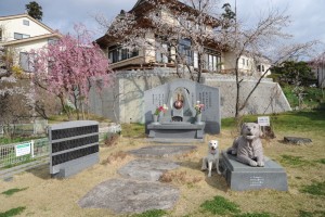 もも子の像の側にいるのが野々花です