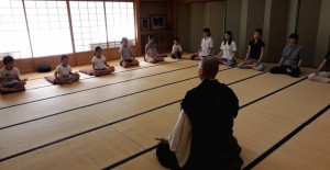 みんな真剣に聞いています