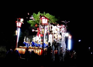 山車は昼と夜の2回、巡行します