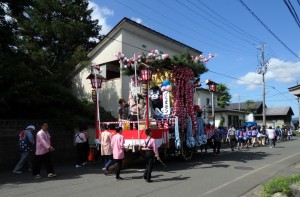 秋晴れの中を山車が巡行します。