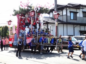 みんなで協力した手作りの山車です。