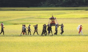 担ぎ手が少なく、大変なようです。