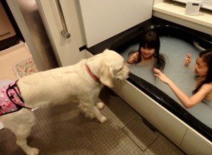 孫が風呂に入ると、扉を開けて見守る