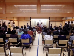 お焼香する参列者