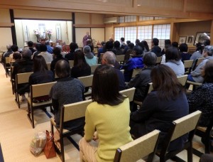 供養のあと、法話をする