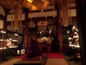 正面には新盆を迎える方のお位牌が祭られ、左側では梅花講員の方々が御詠歌をお唱えします