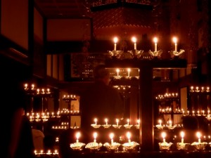 揺れ動く炎の中に亡き人が偲ばれます