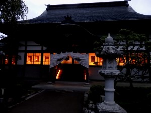 蝋燭の炎に染まる本堂