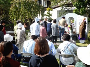在りし日の姿を偲び、冥福を祈って焼香する