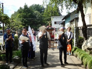 神輿の若者衆による音頭あげ
