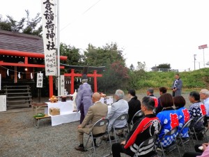 神社前で例祭が行われる