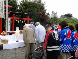 祝詞を奏上する神官