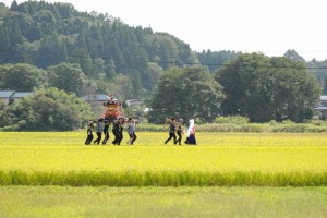 五穀豊穣を願って神輿を担ぐ