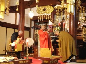 仏さまにお供えをする