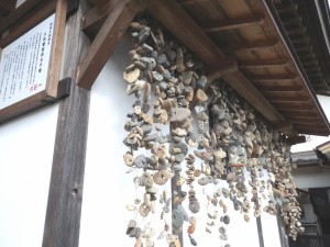 聖徳太子は耳の本尊と言われ、耳を患った方が治癒を願い奉納しました