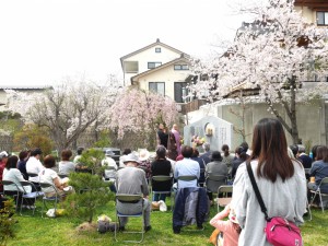 満開の桜のもとで、供養祭が行われました