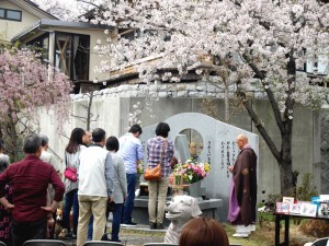 読経の中、在りし日のペットを偲び焼香する
