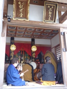住職、太子像前でお拝をする
