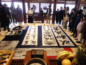 完成した作品に見入る参加者