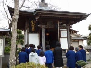 最初に聖徳太子像まえでお勤めが行われました