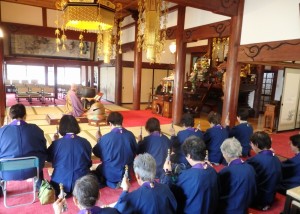 お釈迦さまの誕生をお祝いする御詠歌をお唱えする梅花講員のみなさん。