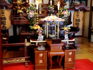 お花できれいに飾られた花御堂。