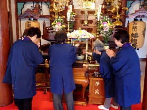 お釈迦さまと同じ、清らかなお心となり、無心に手を合わせる