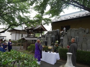 無縁塔前にてお勤めをする