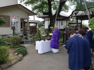 水子地蔵尊の前で御詠歌の奉詠
