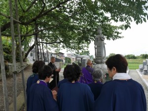お墓にある観音菩薩様にもご供養します。