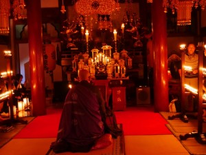 正面に新盆の仏さまのお位牌が祀られます
