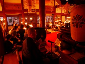 本堂に約700本の蝋燭が灯されます