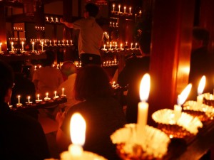 揺れ動く炎の中に亡き人を偲ぶ