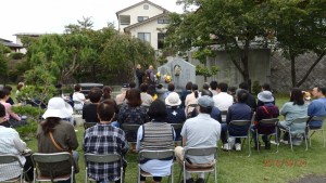 亡くなったペットの名前を読みあげる