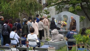 お焼香する参列者