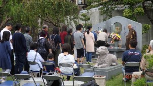 手を合わせることによって少しずつ悲しみが癒される