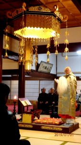 世の中と各家の安寧を願う