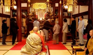 祈祷札を頂く善男善女