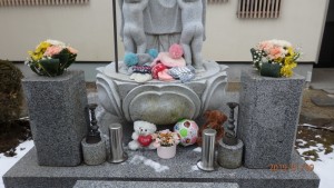 寂しくないようにとお人形さんが、寒くないようにと手袋などが供えられていました