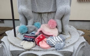 赤ちゃんへの帽子、靴下、手袋。