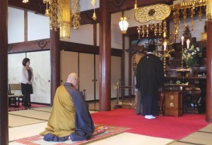 勤行中、焼香する書家;松本錦龍氏