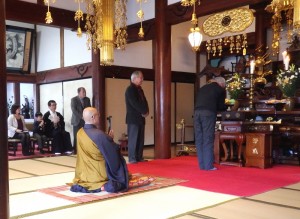 参列者の方々にも焼香していただきました